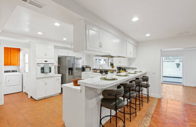 Sunny Escapes Pool w/tub BBQ - 4 bedrooms