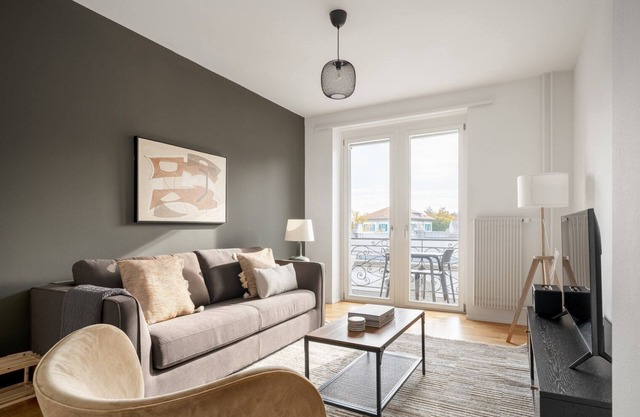 Sunny Horgen 2.5 Room w/Storage, 3 min to Market, by Blueground
