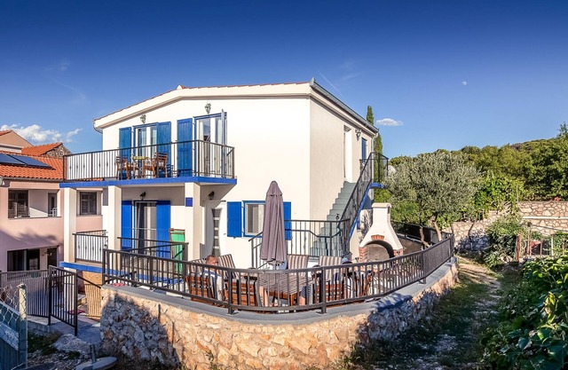 Sunny House Zoric Umene Tisno, your summer base!