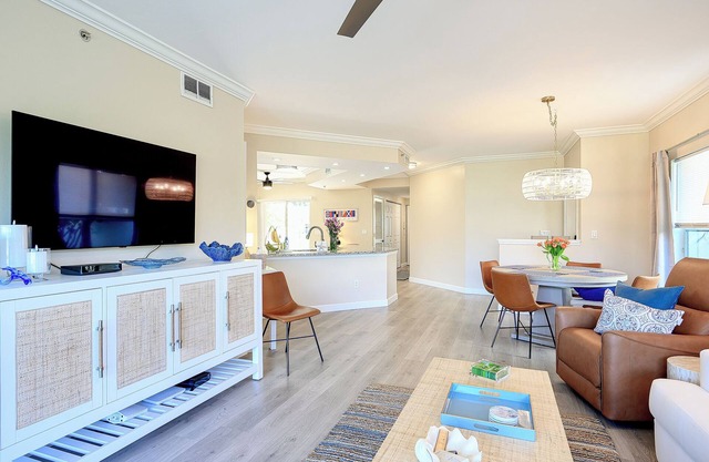 Sunny Naples Condo In Carlton Lakes! Your perfect getaway in paradise awaits!