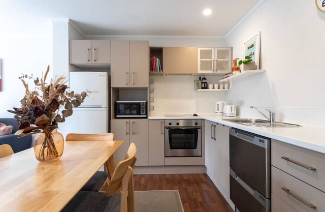 Sunny Pied-à-Terre w Courtyard, Study & Carpark