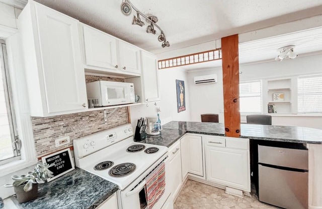 Sunny Private Apartment in Downtown St. Petersburg