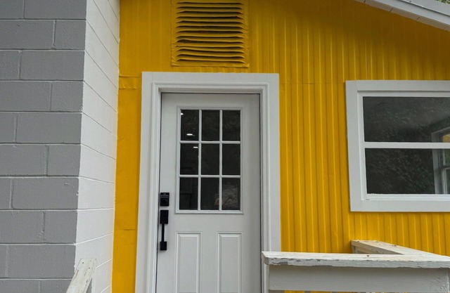 Sunny Riverfront Cottage - on a Farm close to the Springs!