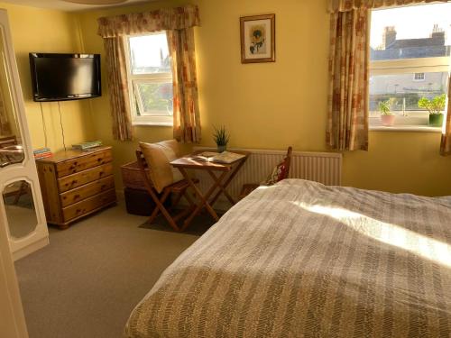 Sunny room in Old Emsworth Village in private house