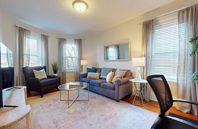 Sunny,spacious, sleeps 4, steps to MBTA,Hospitals.