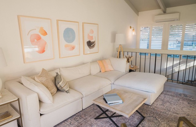 Sunny, tranquil condo w/pool, spa, forest view - 5 mins to beach