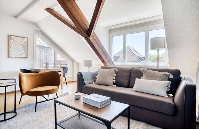 Sunny Wiedikon 2.5 Room w/Storage, 1 min to Market, by Blueground