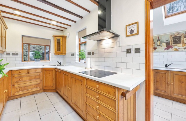 Sunnydene House - Four Bedroom House, Sleeps 8