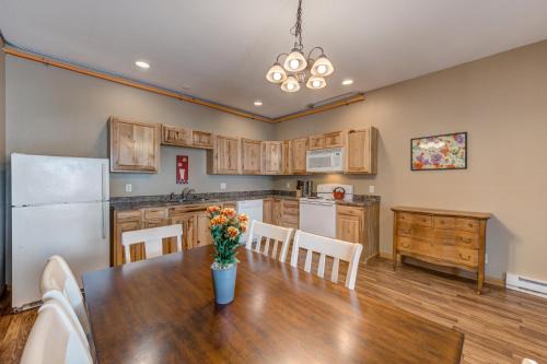 Sunrise Condo - Sunny Loft Bedrooms Near The Beach