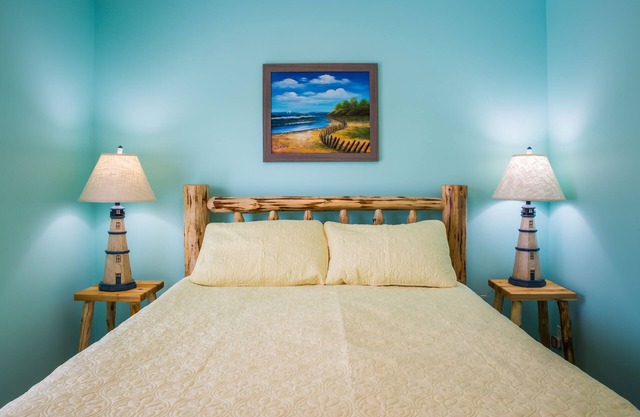 Sunrise Cottage, Saugatuck. Walk downtown. Clean, crisp, colorful, convenient.