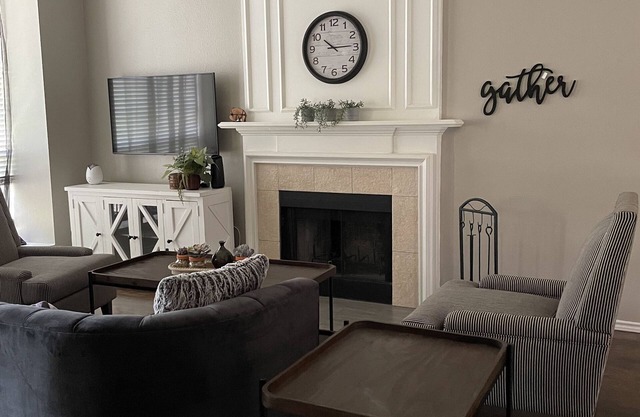 Sunrose Cottage - Fresh & Clean - King Suite + free Wifi - Pet Friendly