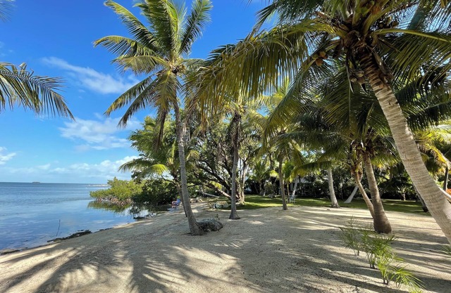 Sunset Beach Hideaway *Private Beach* *Jacuzzi*
