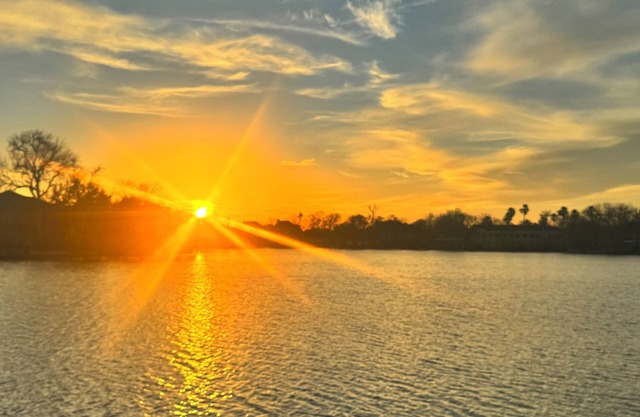 Sunset Dreams: Pool, Hot Tub, Fire Pit, BBQ & Private Dock in Wildlife Haven