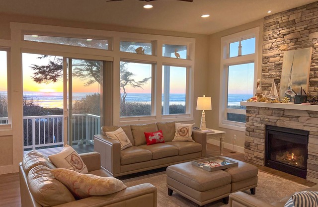 Sunset Hideaway ~ Oceanfront across from the beach, 14 min walk to restaurantsn