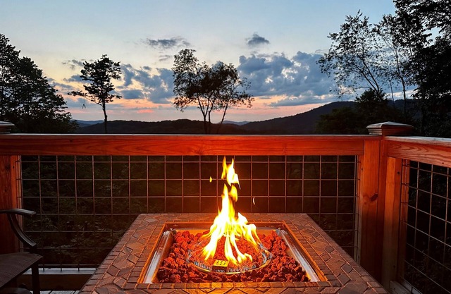 Sunset Mtn View*Hot Tub*Fire Pit*Game Rm*Massage Chair*Hiking*Near Hatley Pointe