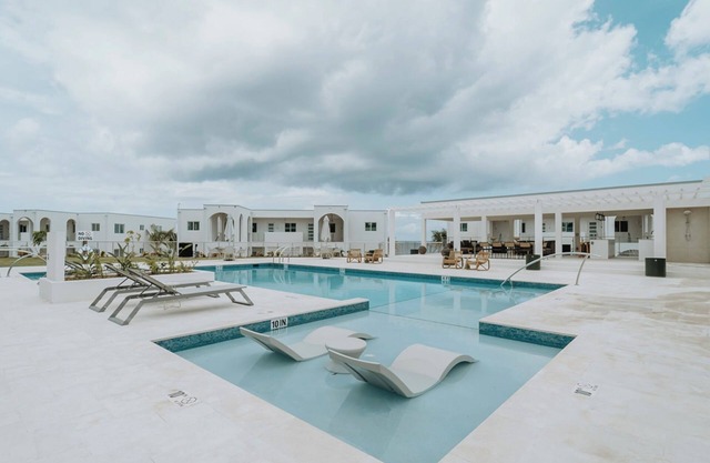 Sunset Point - New Oceanfront Luxury 3 Bed Condo with Stunning Views and Diving