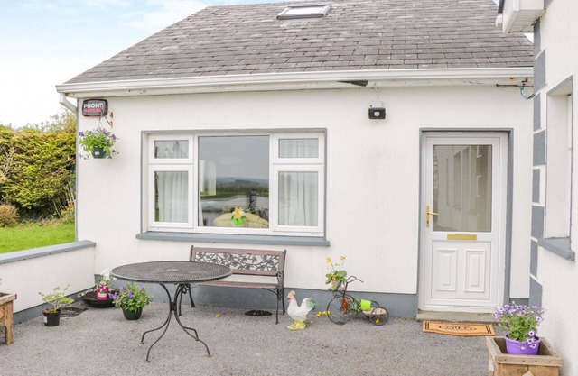 SUNSET VIEW, pet friendly, with a garden in Creggs, County Galway