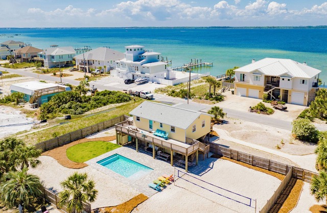 Sunshine Beach House - Private Pool - 5 minute walk to beaches - Pet friendly