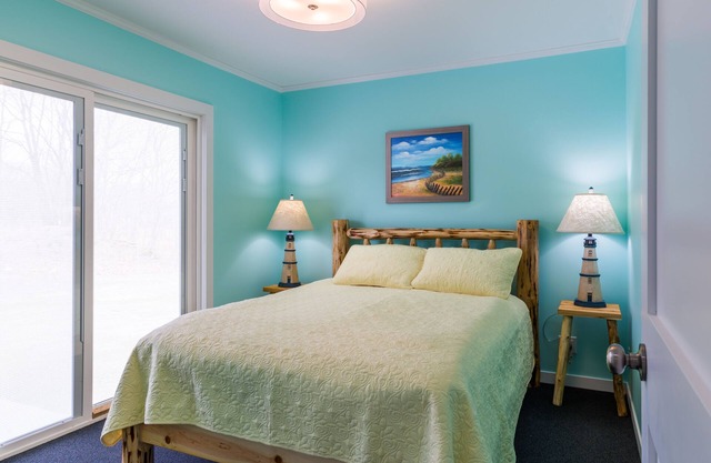 Sunshine Cottage, Saugatuck. Walk downtown. Clean, crisp, colorful, convenient.