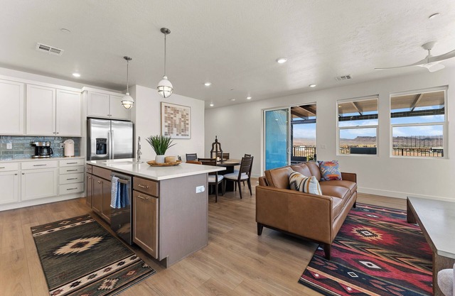 Sunshine Daydream: Desert Color Lagoon + Beaches!