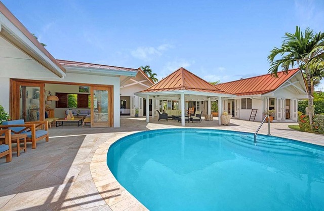 Sunspot in Runaway Bay by Personal Villas - Beachfront Bliss! Private Pool