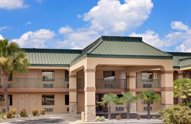 Super 8 by Wyndham Byron/South Macon