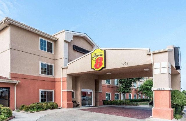 Super 8 by Wyndham Fort Worth North