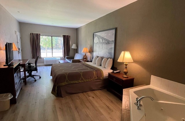 Super 8 by Wyndham Petersburg