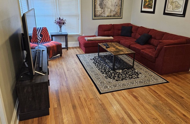 Super clean and cute bungalow. Hot tub. 2 beds 1 bath. Fully fenced backyard ...