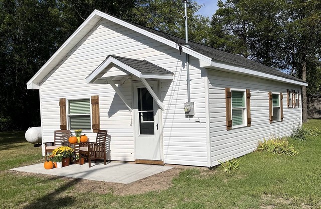 Super clean cabin near ORV trails & AuSable River, walking distance to town Mio.