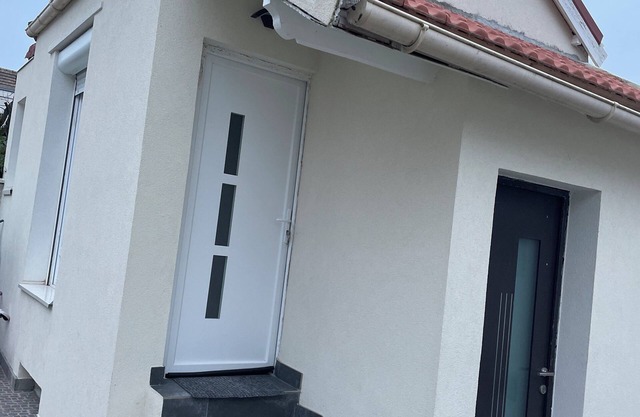 Super cottage 10 minutes from Orly airport and 20 minutes from Paris, well equipped.