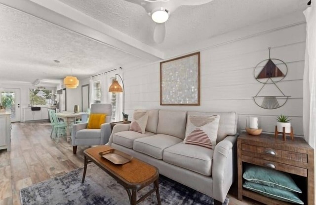 Super Cute 2BR 2BA bungalow