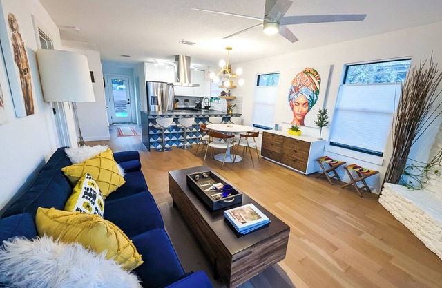 Super Cute and Fully renovated 2 bedroom Home, 8 mins to downtown