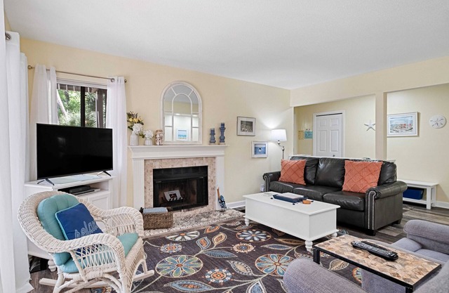 Super rates for Sept, great Beachwalk getaway 8 min walk to the Shipyard beach!