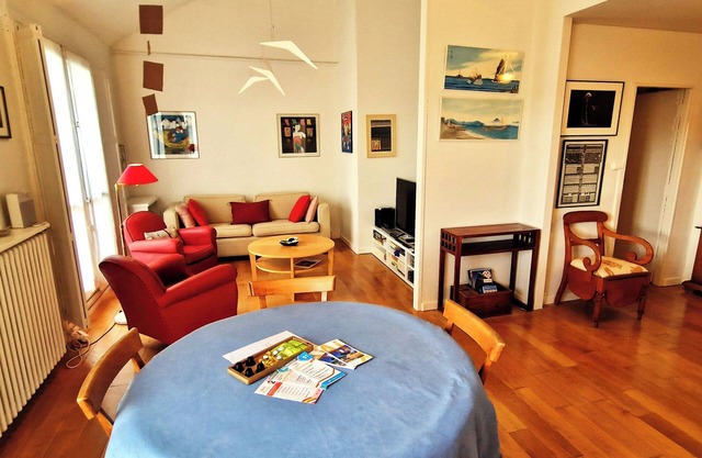Superb, bright, walk-through apartment 10m from town centre-Free parking-4