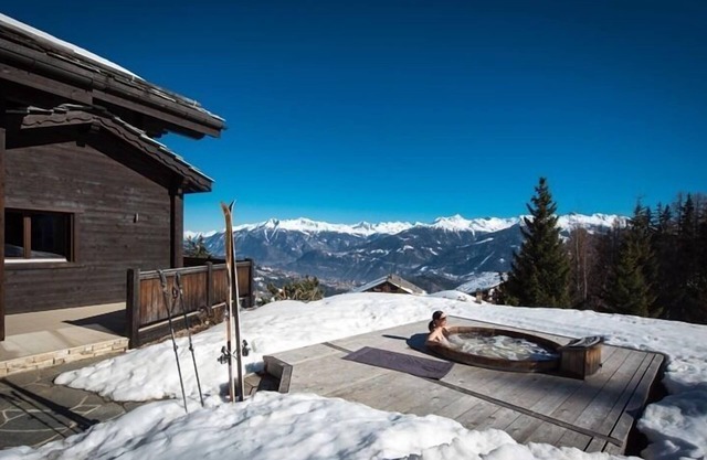 Superb chalet of contemporary construction located at the foot of the ski slopes with internet acces