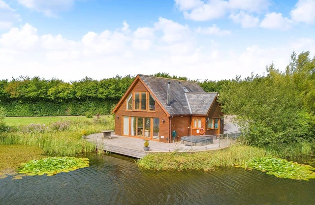 Superb lodge perched on the lake, perfect for romantic breaks.