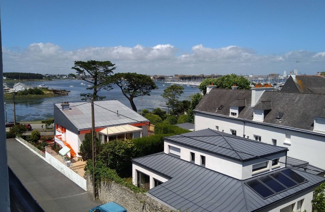 Superb view for this apartment at the foot of the beaches