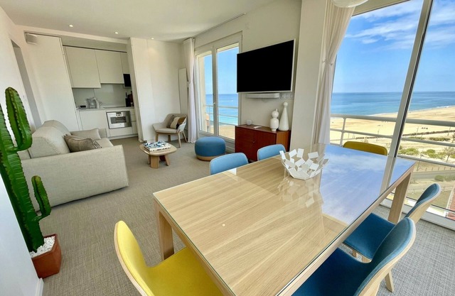 Superb view of the ocean, the beach at your feet!