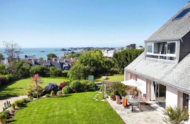 Superb Villa Charming exceptional sea view-3000 M2 Private garden-300 beach