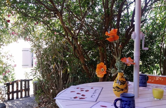 Superb villa on the edge of pine forest and scrubland with azure view.