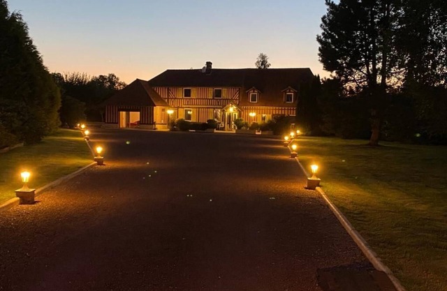 Superb villa with indoor swimming pool, tennis court, piano