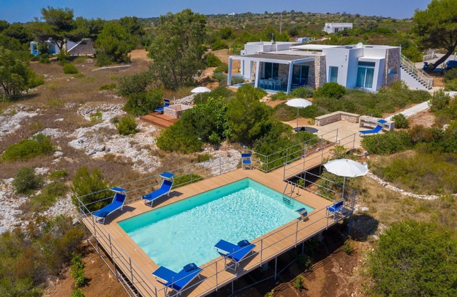 Superb villa with pool and 180° sea view