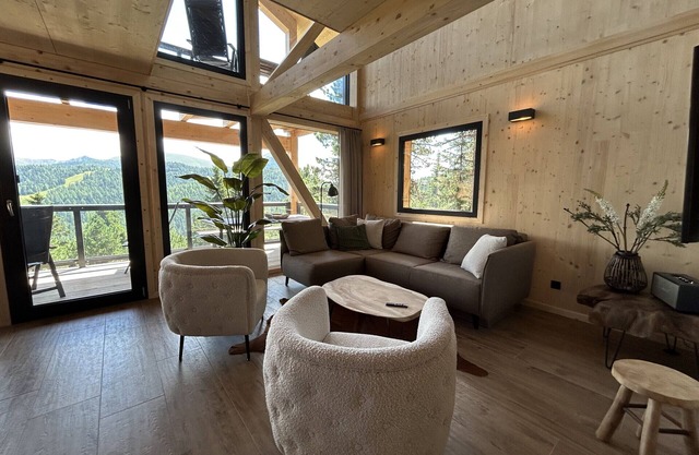Superior Chalet #21 with Sauna & Hot Tub
