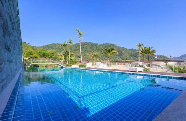 Superior Jacuzzi suite ocean front in Patong (B)