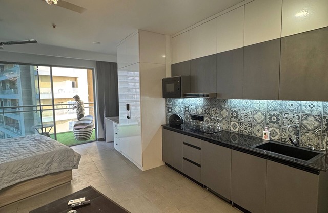 SUPERNOVA RETREATS Cozy 1-bedroom apartment with AC, WiFi in nice Noida