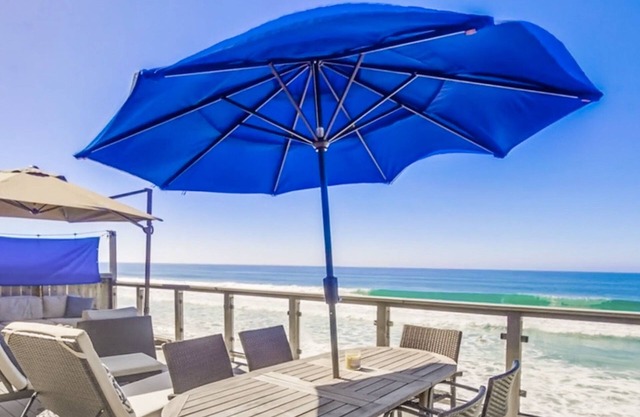 Surfs Up Breezy beachfront home with amazing views, gas fireplace, deck, WiFi, & grill