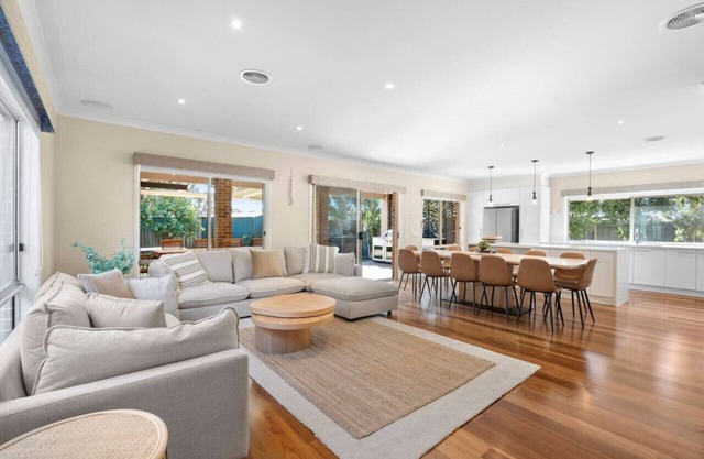 Surfside Haven - 100m to beach - sleeps 12!