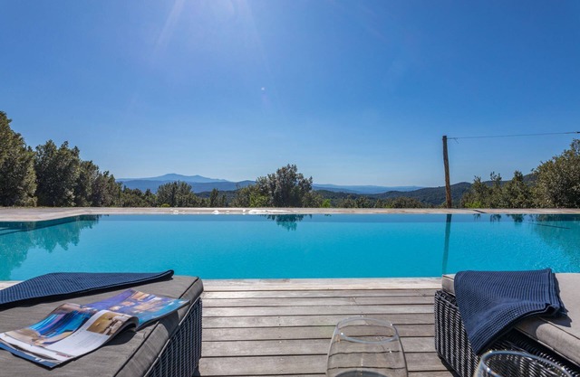 Surrounded by the verdant Tuscan countryside, a charming independent villa for 10 with a garden and