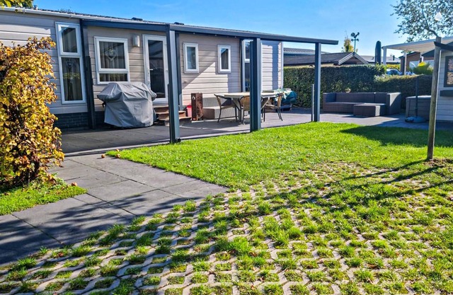 Surrounded by water, this cozy cottage welcomes you in a well-kept vacation complex.